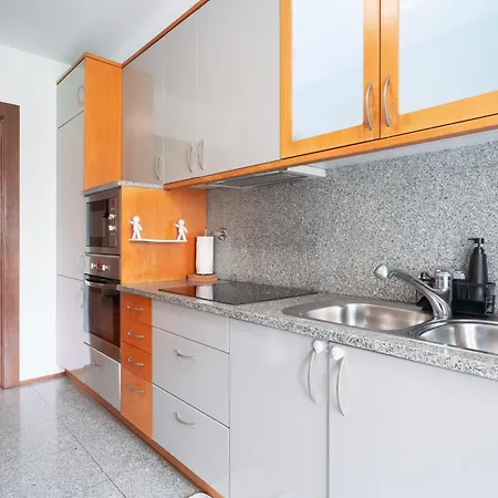 Apartment Spacious 2Br Apt With Free Parking In Porto Porto