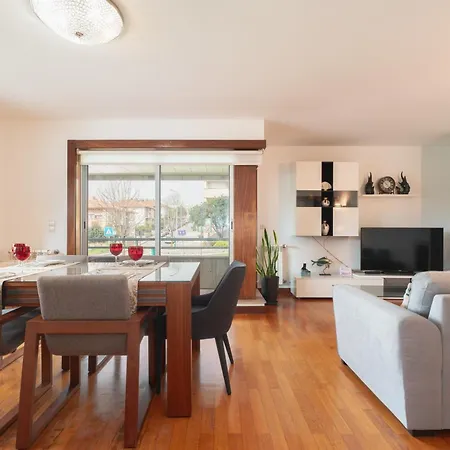 Spacious 2Br Apt With Free Parking In Porto