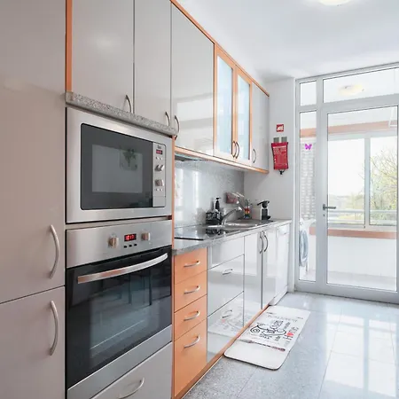 Spacious 2Br Apt With Free Parking In Porto Porto