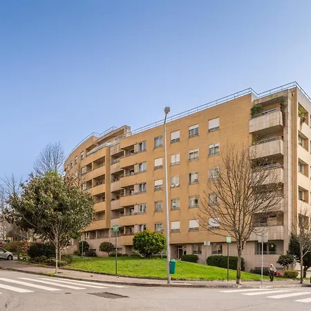 Apartment Spacious 2Br Apt With Free Parking In Porto