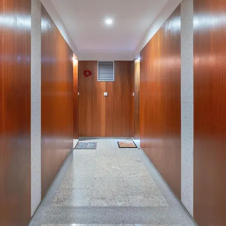 Spacious 2Br Apt With Free Parking In Porto