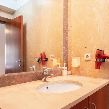 Spacious 2Br Apt With Free Parking In Porto *