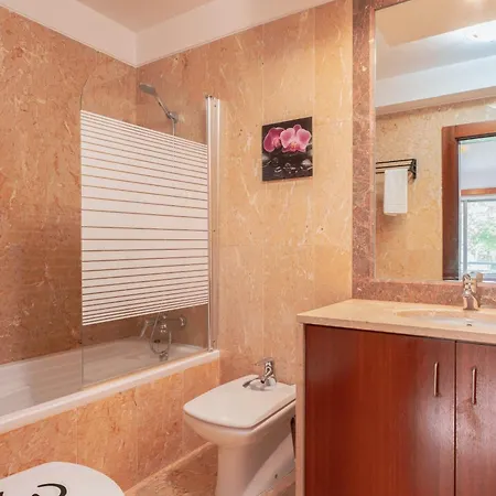 Spacious 2Br Apt With Free Parking In Porto